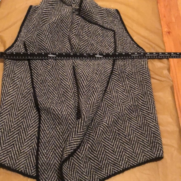 Rebecca Elliot size  medium black & white stripe knit vest with waterfall - Picture 9 of 10